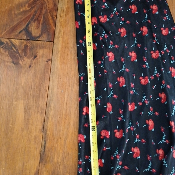 Francesca’s Mi ami Size Small Black With Red Roses  Midi Skirt NWT - Picture 6 of 6